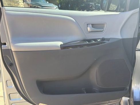 Used 2018 Toyota Sienna XLE w/ XLE Navigation Package FWD image 29