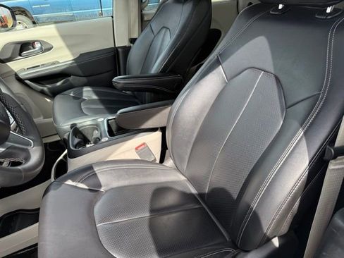 Used 2024 Chrysler Pacifica Touring-L image 11