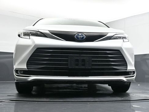 Used 2022 Toyota Sienna XLE image 19