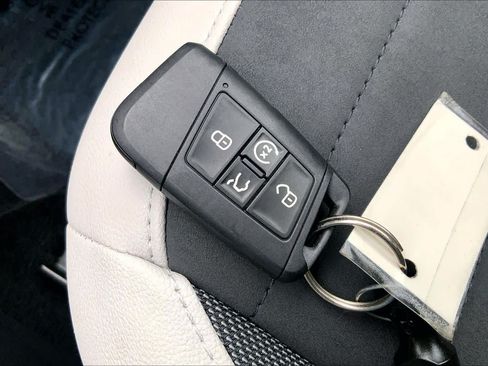 Used 2025 Volkswagen Taos SE AWD/4WD image 15