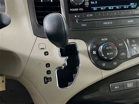 Used 2013 Toyota Sienna LE image 16