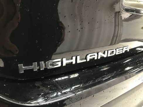 Used 2021 Toyota Highlander XLE AWD/4WD image 24