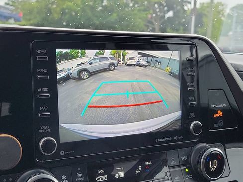 Used 2021 Toyota Highlander XLE FWD image 24