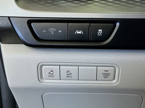 Used 2024 Kia Carnival LX image 11