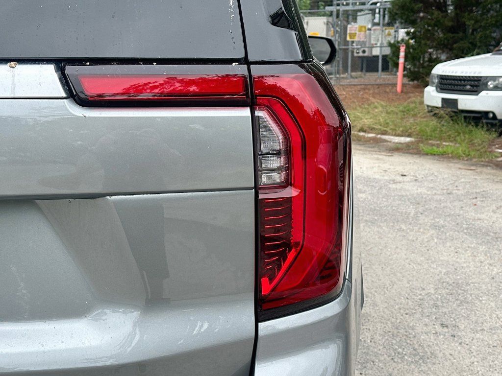 Used 2025 GMC Yukon XL Denali w/ Denali Reserve Package AWD/4WD image 35