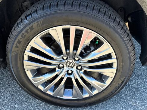 Used 2021 Toyota Venza XLE w/ Softex Package image 20