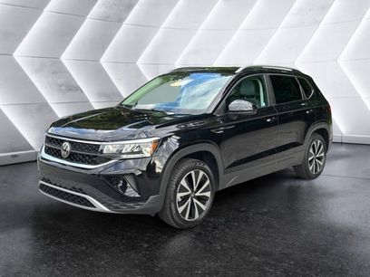 Used 2023 Volkswagen Taos SE w/ Panoramic Sunroof Package