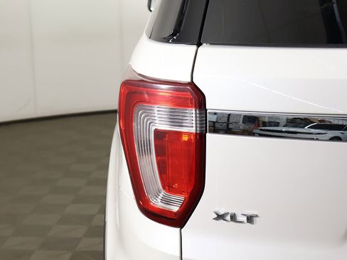 Used 2018 Ford Explorer XLT w/ Equipment Group 202A AWD/4WD image 16