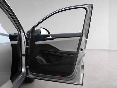 Used 2022 Volkswagen Taos SE w/ Panoramic Sunroof Package FWD image 20