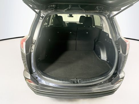 Used 2018 Toyota RAV4 LE FWD image 26