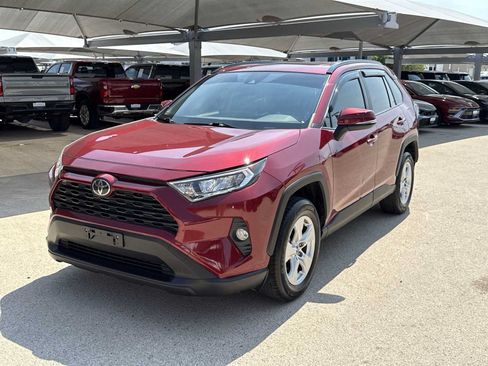 Used 2019 Toyota RAV4 XLE w/ Convenience Package FWD image 4