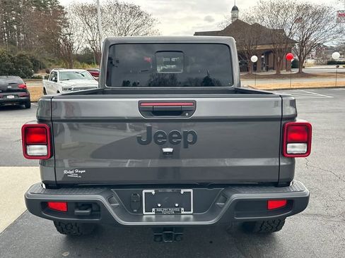 Used 2025 Jeep Gladiator Sport image 4