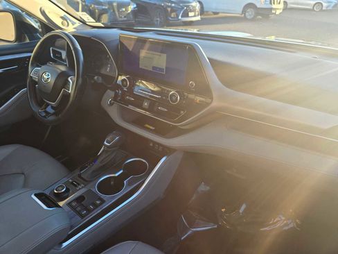 Used 2023 Toyota Highlander Platinum image 12