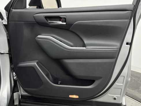 Used 2021 Toyota Highlander XLE image 37