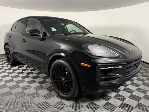 Certified 2025 Porsche Cayenne S image 9