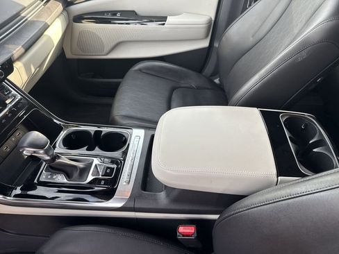 Used 2024 Kia Carnival EX image 22