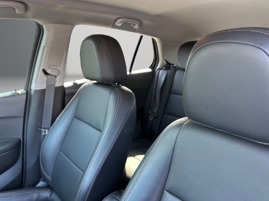 Used 2022 Chevrolet Trax LT w/ Premium Seat Package AWD/4WD image 14