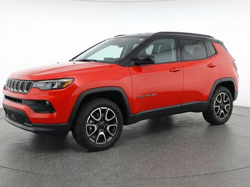 Used 2025 Jeep Compass Trailhawk AWD/4WD image 2