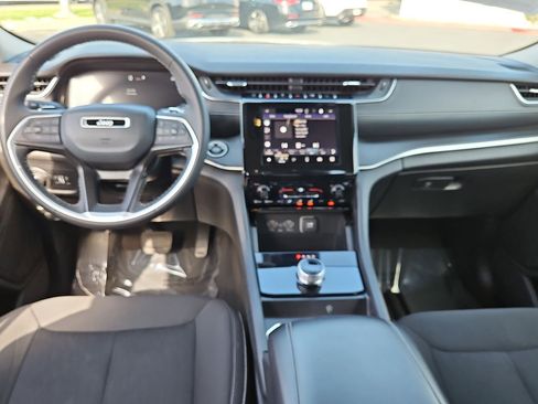 Used 2024 Jeep Grand Cherokee Laredo image 28