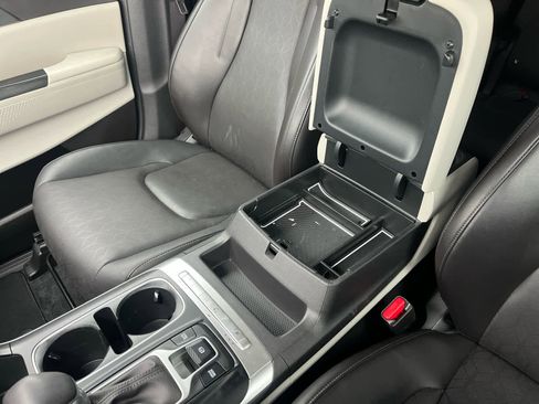 Used 2024 Kia Carnival LX image 27