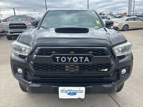 Used 2019 Toyota Tacoma TRD Sport image 2