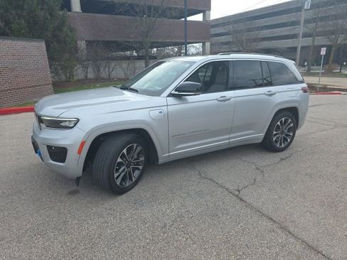 Used 2022 Jeep Grand Cherokee Overland w/ Advanced Protech Group III image 6