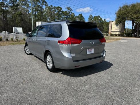 Used 2013 Toyota Sienna XLE image 32