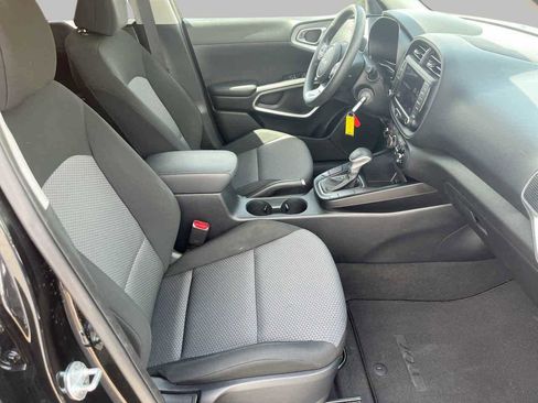 Used 2024 Kia Soul LX w/ LX Technology Package FWD image 8