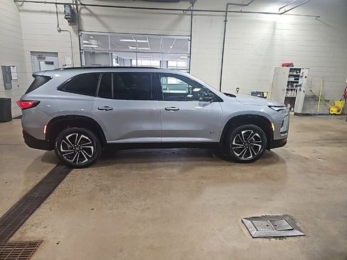 Used 2025 Buick Enclave Sport Touring image 8