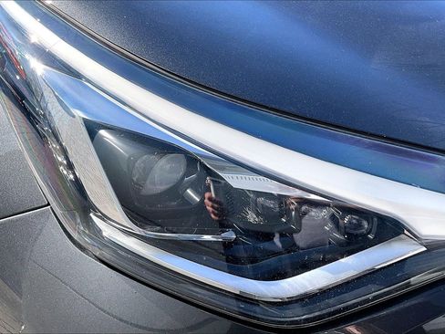 Used 2022 Toyota C-HR XLE image 28