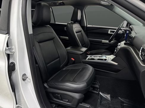 Used 2023 Ford Explorer XLT image 30