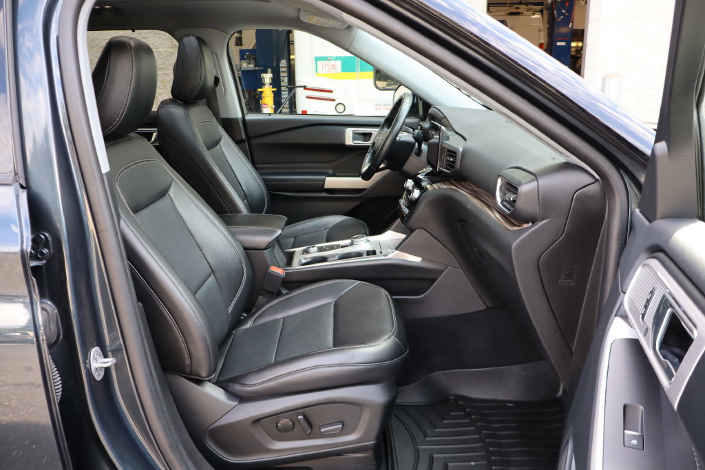 Used 2022 Ford Explorer Limited w/ Equipment Group 301A AWD/4WD image 33