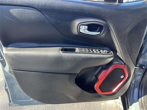 Used 2016 Jeep Renegade Trailhawk w/ Premium Trailhawk Package image 17