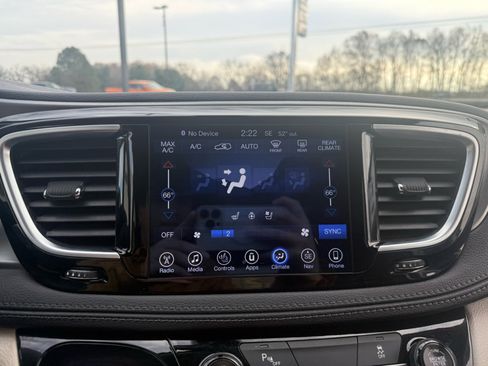 Used 2017 Chrysler Pacifica Limited image 21