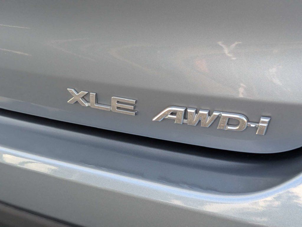 Used 2021 Toyota Highlander XLE AWD/4WD image 16