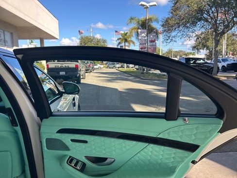 Used 2019 Mercedes-Benz S 560 Sedan w/ Premium Package image 36