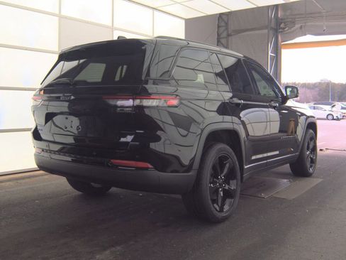 Used 2024 Jeep Grand Cherokee Altitude image 6