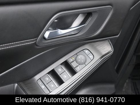 Used 2025 Nissan Rogue SL AWD/4WD image 15