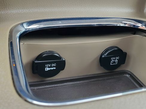 Used 2014 Chrysler Town & Country Limited w/ Luxury Group FWD image 24