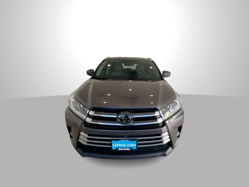 Used 2017 Toyota Highlander Limited image 3