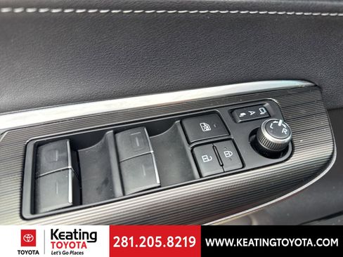 Used 2024 Toyota Venza Limited image 11