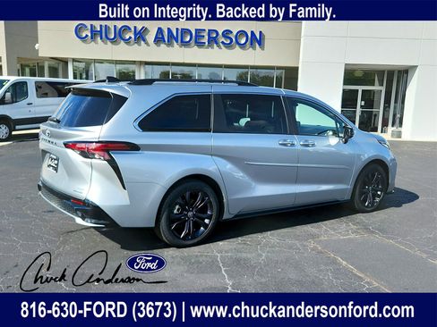 Used 2023 Toyota Sienna XSE image 6