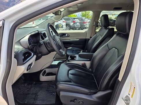 Used 2023 Chrysler Pacifica Touring-L FWD image 15
