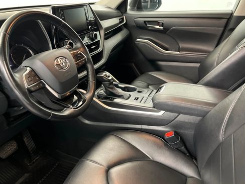 Used 2020 Toyota Highlander XLE image 16