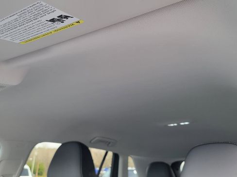 Certified 2025 Volkswagen Tiguan SE image 32