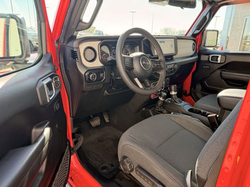 Used 2024 Jeep Gladiator Sport image 4