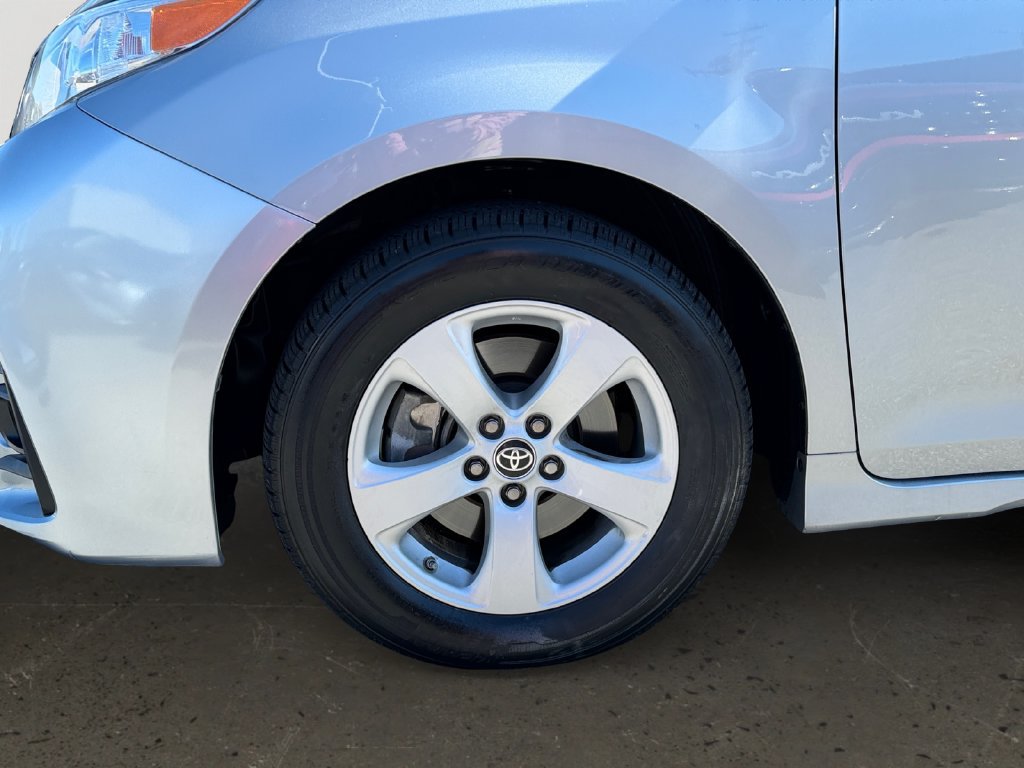 Used 2020 Toyota Sienna LE FWD image 28