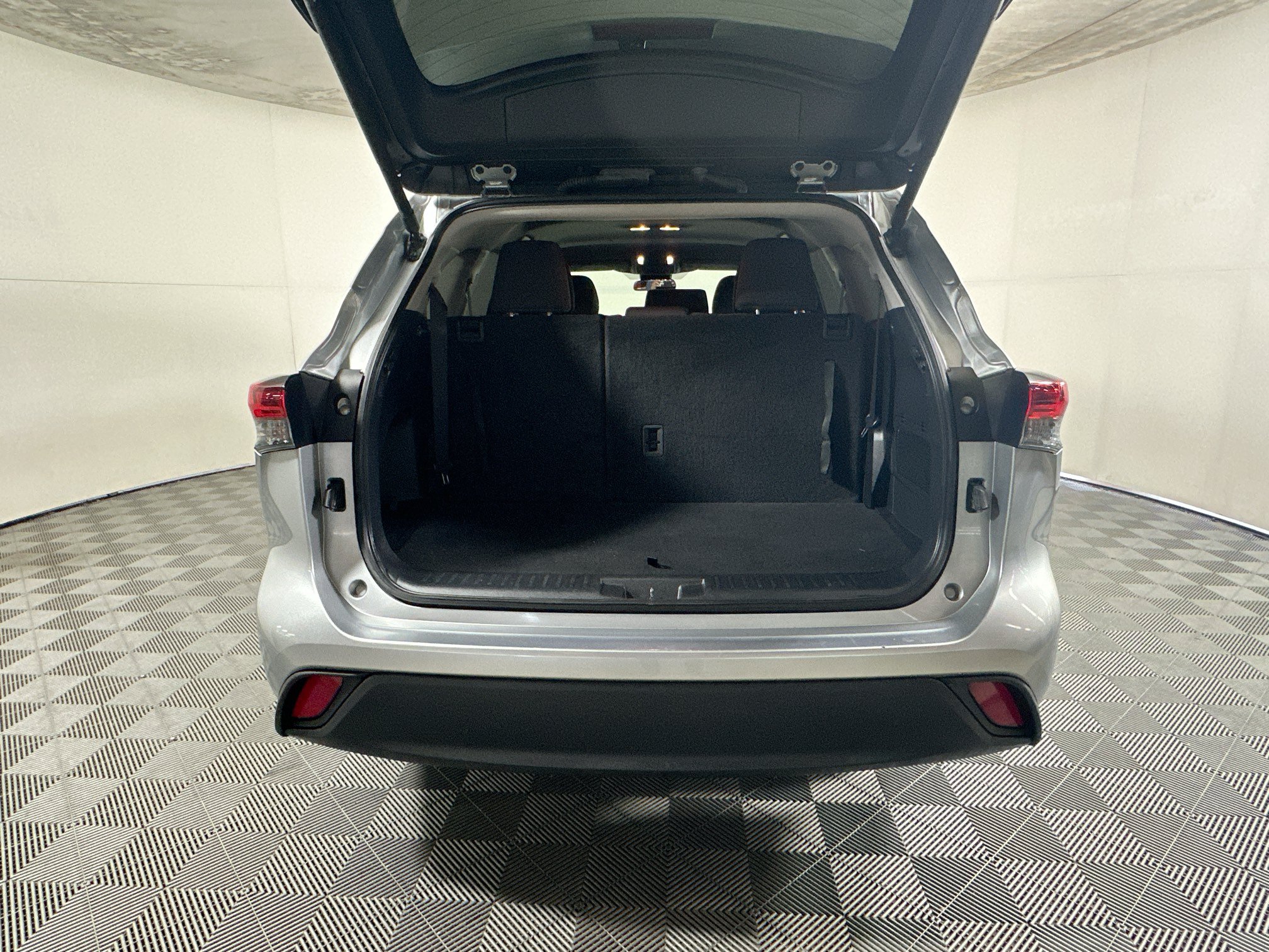 Used 2024 Toyota Highlander LE FWD image 31