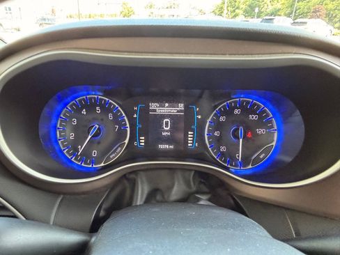 Used 2017 Chrysler Pacifica Touring FWD image 24
