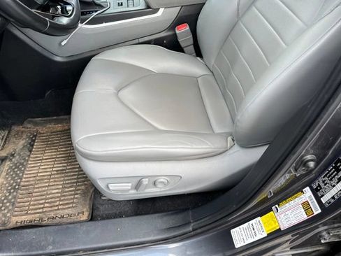 Used 2021 Toyota Highlander XLE AWD/4WD image 11
